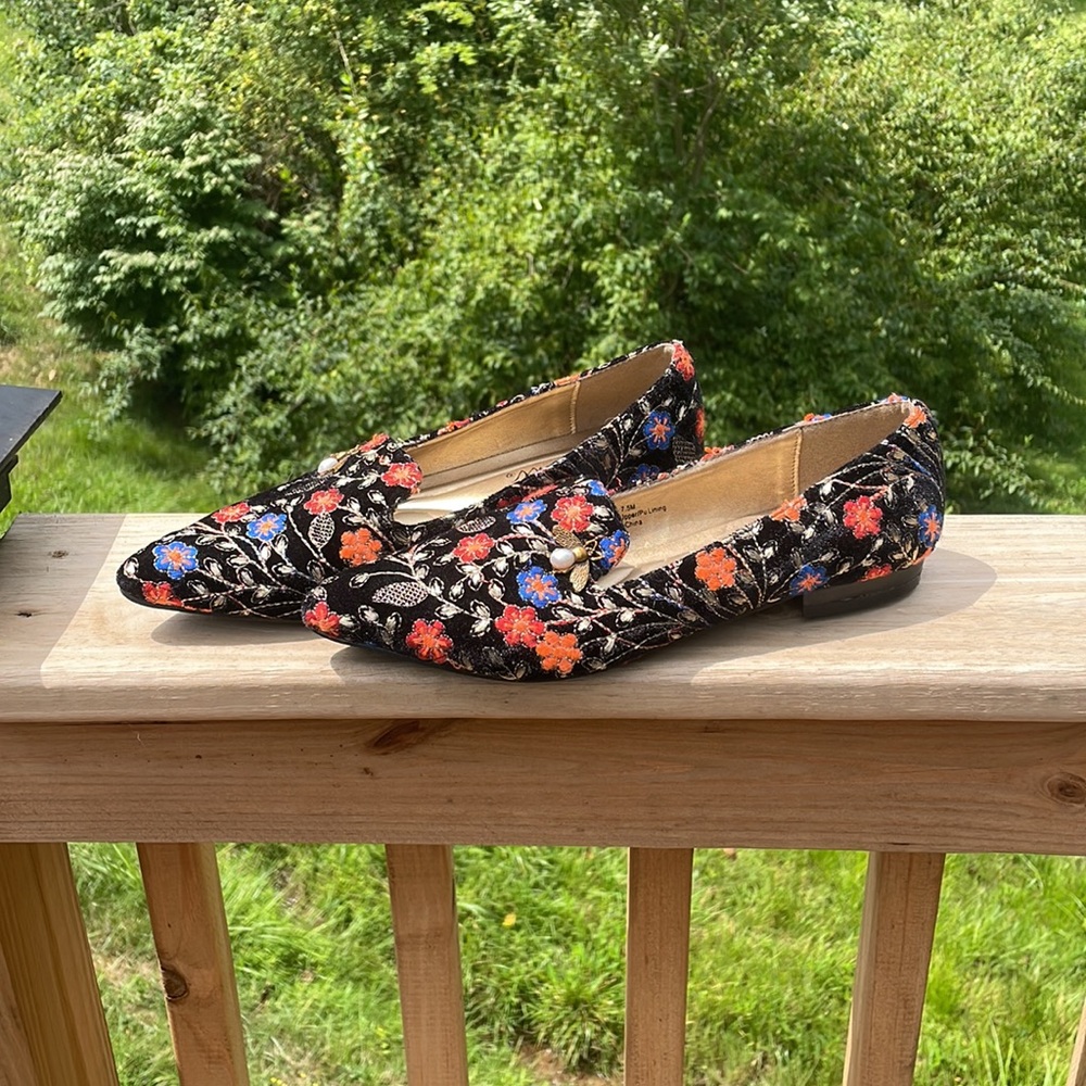Bellini Black Velvet Embroidered Deam Flat Size 7.5